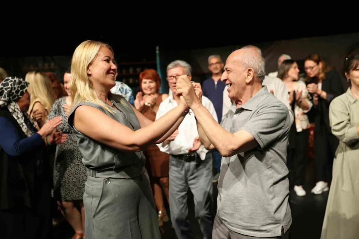 Merkezefendi Belediyesi Alzheimer Yaşam Merkezi’nde hizmet alan kıymetli büyüklerin sahne aldığı "Eve Gidelim" tiyatro o