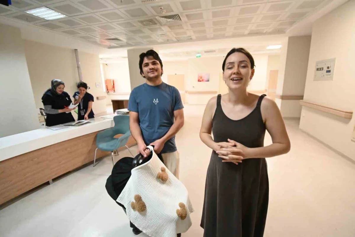 Geçtiğimiz hafta hastanede Doğum yapan Huriye Göksu Özcan ise eşi Eyüp Özcan ile birlikte bebeğini kontrole getirdi.