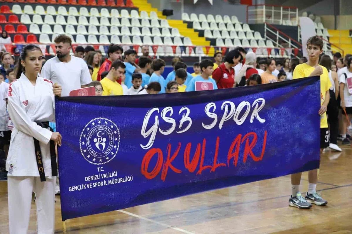 Merkezefendi GSB Spor Okulları spor salonunda gençler spor yapıyor