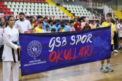 Merkezefendi GSB Spor Okulları spor salonunda gençler spor yapıyor