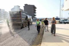 Merkezefendi Belediyesi ekipleri Karahasanlı Mahallesi’nde yol çalışması yaparken Belediye Başkanı Şeniz Doğan inceleme