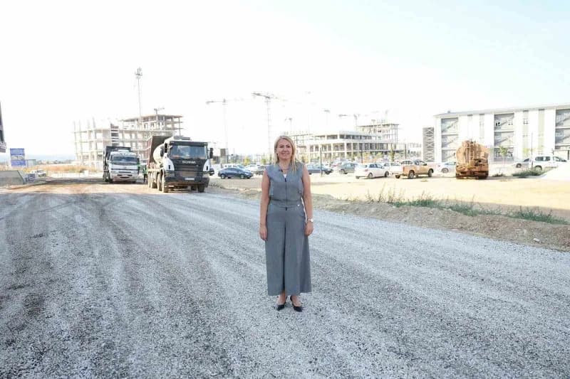 Merkezefendi Belediyesi, ilçe genelinde ulaşım güvenliğini ve konforunu artırmak amacıyla yol çalışmalarını sürdürüyor.
