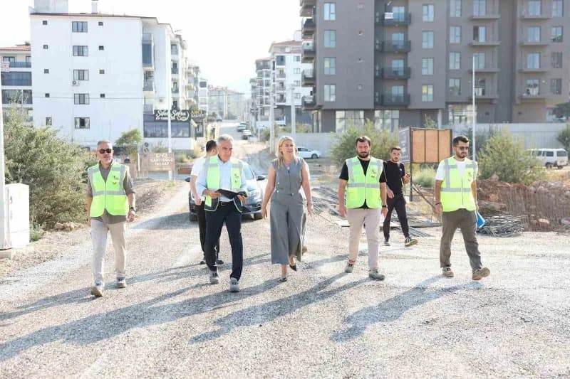 Merkezefendi Belediyesi, ilçe genelinde ulaşım güvenliğini ve konforunu artırmak amacıyla yol çalışmalarını sürdürüyor.