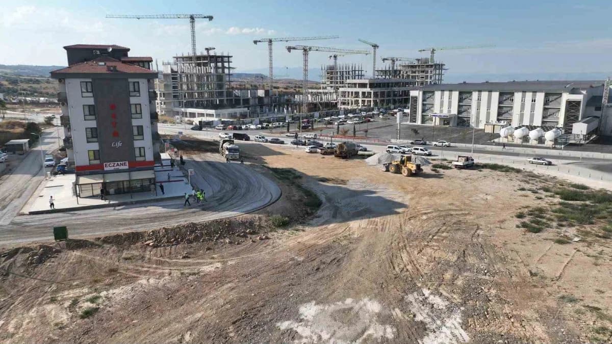 Merkezefendi Belediyesi, ilçe genelinde ulaşım güvenliğini ve konforunu artırmak amacıyla yol çalışmalarını sürdürüyor.