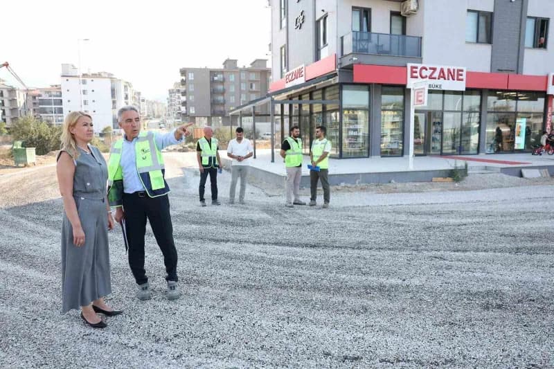 Merkezefendi Belediyesi, ilçe genelinde ulaşım güvenliğini ve konforunu artırmak amacıyla yol çalışmalarını sürdürüyor.