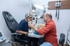 Mersin Mezitli’de 65 yaş üstü vatandaşların göz muayenesi yapılırken sağlık çalışanları destek sağlıyor