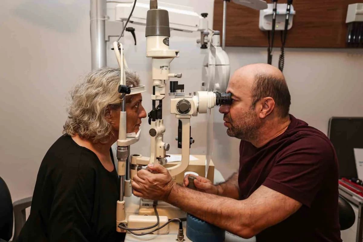 Mezitli Belediyesi tarafından 65 yaş üstü vatandaşlara yönelik göz sağlığı desteği kapsamında 40 vatandaşın göz muayenes