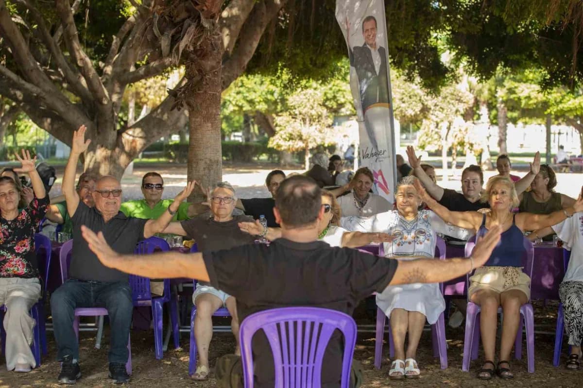 Mersin’de 80’ler Buluşması etkinliğinde yaş almış vatandaşlar spor yaparken ve sosyal etkinliklere katılırken