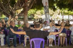 Mersin’de 80’ler Buluşması etkinliğinde yaş almış vatandaşlar spor yaparken ve sosyal etkinliklere katılırken