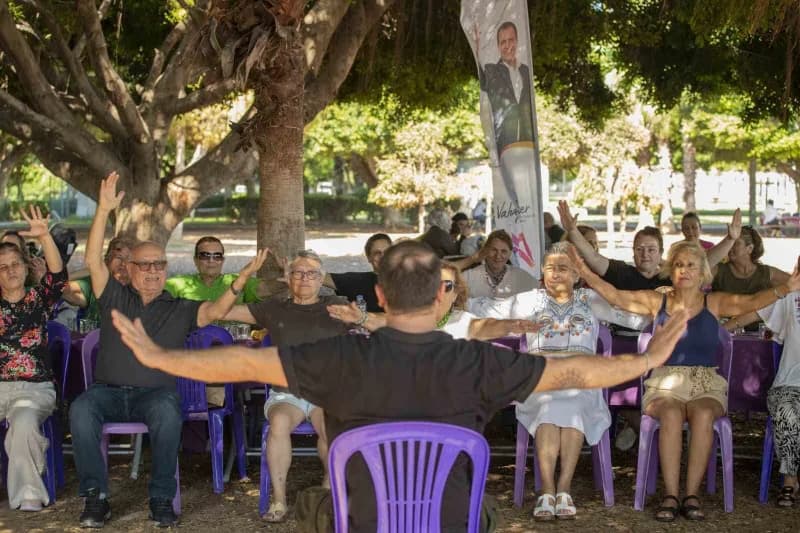 Mersin’de 80’ler Buluşması etkinliğinde yaş almış vatandaşlar spor yaparken ve sosyal etkinliklere katılırken