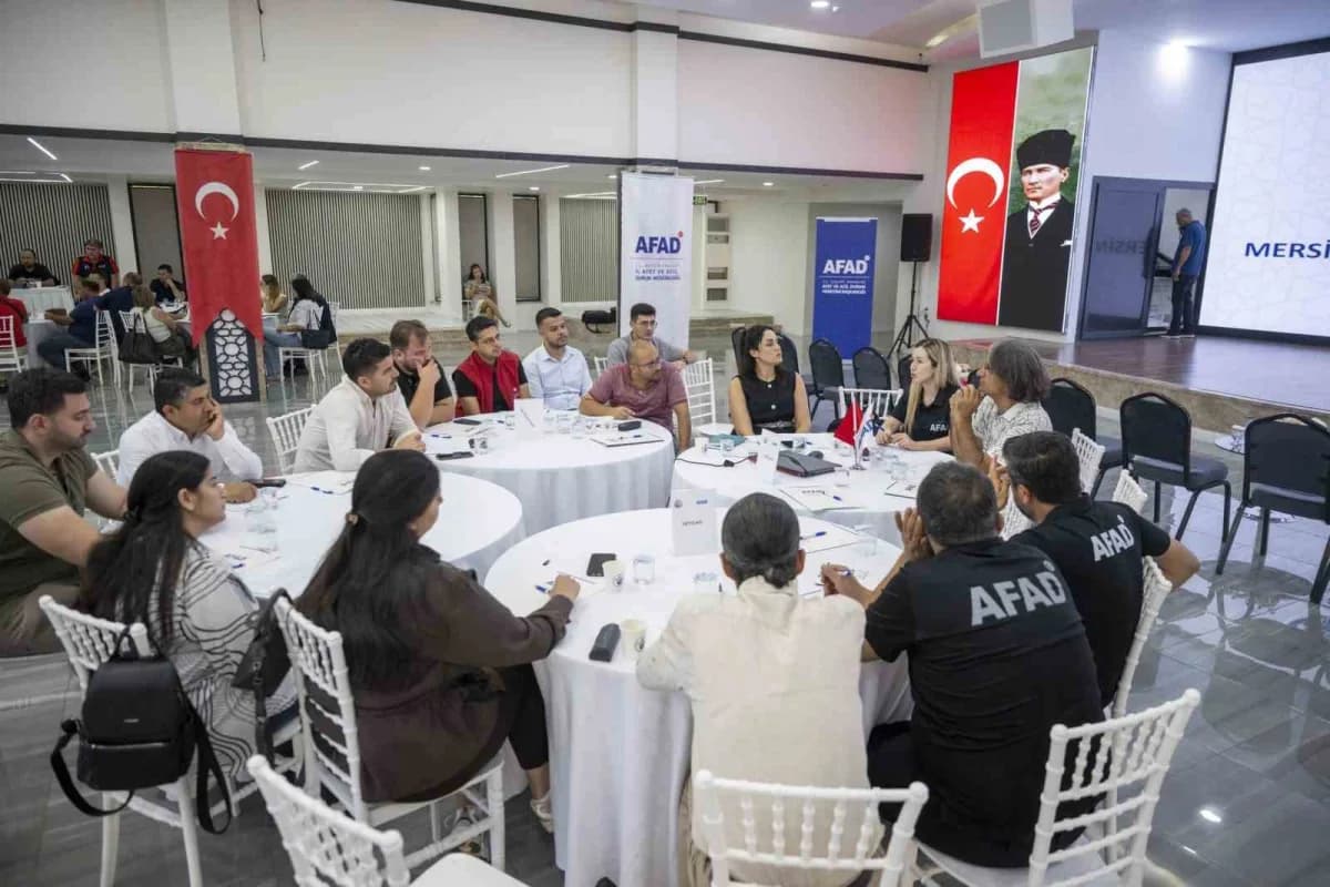 Mersin’de afet risk azaltma planı çalıştayı sırasında katılımcılar toplantı yapıyor