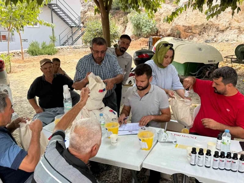 Mersin’de çiftçilere yönelik gerçekleştirilen saha eğitimlerinde, Akdeniz meyve sineğiyle mücadelede Doğa Temelli ve çev