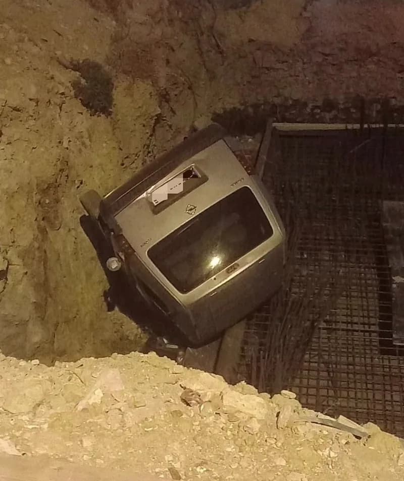 Mersin'in Anamur ilçesinde bir şahıs aracıyla kavga ettiği şahsa çarpıp çukura uçtu, hem kendi hem de vurduğu şahıs yara