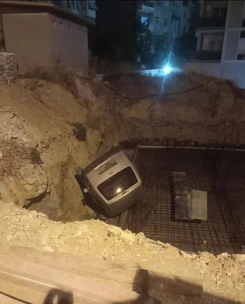 Mersin'in Anamur ilçesinde bir şahıs aracıyla kavga ettiği şahsa çarpıp çukura uçtu, hem kendi hem de vurduğu şahıs yara