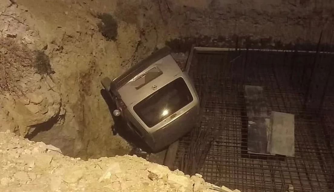 Mersin Anamur'da araçla çarpma sonrası inşaat temel çukuruna düşen araç ve olay yeri