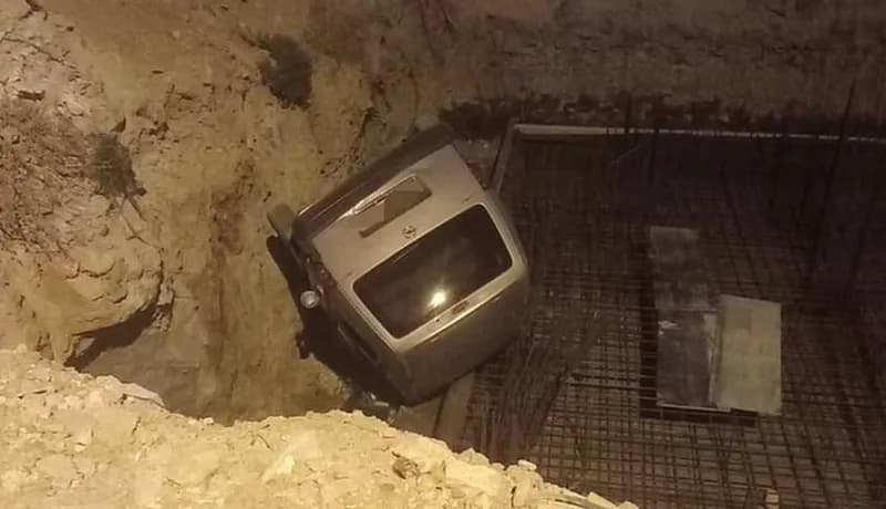 Mersin Anamur'da araçla çarpma sonrası inşaat temel çukuruna düşen araç ve olay yeri
