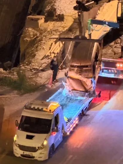 İnşaat çukuruna uçan araç ise vinç yardımıyla çıkarıldı.