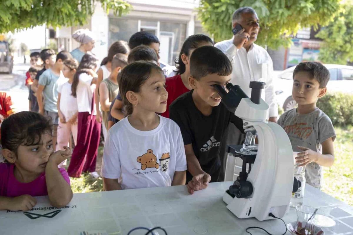Mersin’de çocuklar Mercan 100. Yıl İklim ve Çevre Bilim Merkezi’nin mahallelerde düzenlediği bilim atölyelerinde telesko