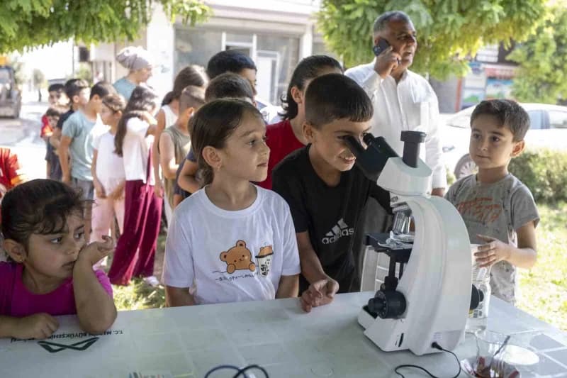 Mersin’de çocuklar Mercan 100. Yıl İklim ve Çevre Bilim Merkezi’nin mahallelerde düzenlediği bilim atölyelerinde telesko