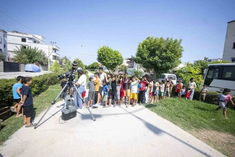 Mersin’de Mercan 100. Yıl İklim ve Çevre Bilim Merkezi’nin mahallelere taşıdığı Bilim atölyelerinde çocuklar, teleskopla