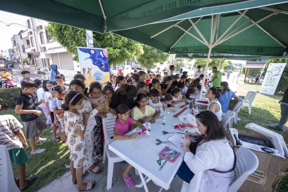 Mersin’de Mercan 100. Yıl İklim ve Çevre Bilim Merkezi’nin mahallelere taşıdığı Bilim atölyelerinde çocuklar, teleskopla