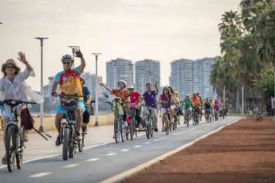 Mersin’de sahil boyunca bisiklet süren bisikletseverler ve eğitim alan katılımcılar