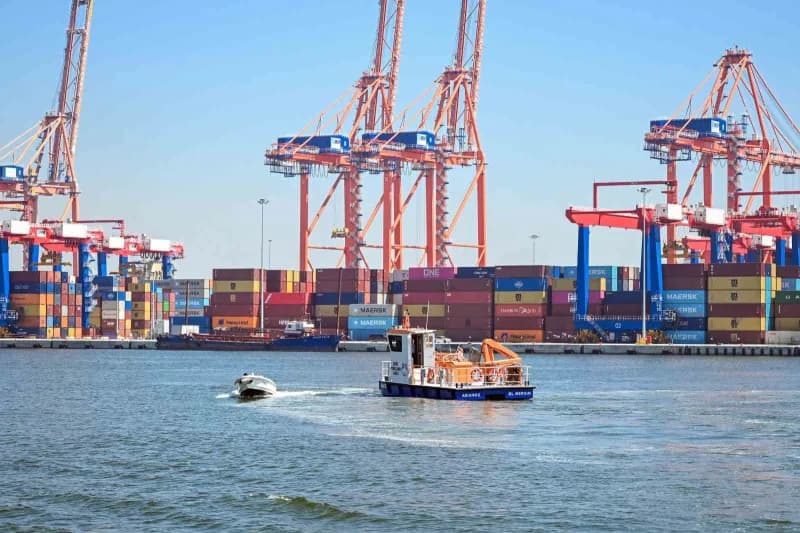 Mersin'de Deniz kirliliğinin önlenmesine yönelik çalışmalar kapsamında 53 kilometrelik kıyı şeridi 25 kamerayla 7 gün 24