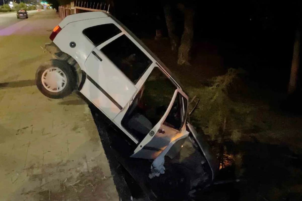 Mersin’in Erdemli ilçesinde kontrolden çıkan otomobil tabiat parkına girerken askıda kalması dikkat çekti. Kazada araçta