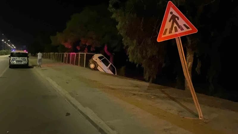 Mersin Erdemli'de kaza yapan otomobil tabiat parkında asılı halde