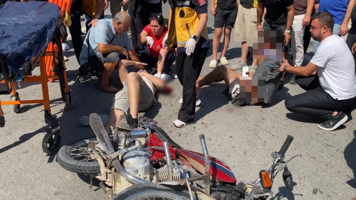 Mersin’in Erdemli ilçesinde motosikletle otomobilin çarpışması sonucu meydana gelen kazada 2 kişi yaralandı.