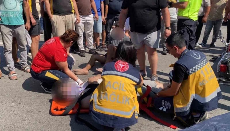 Mersin’in Erdemli ilçesinde motosikletle otomobilin çarpışması sonucu meydana gelen kazada 2 kişi yaralandı.