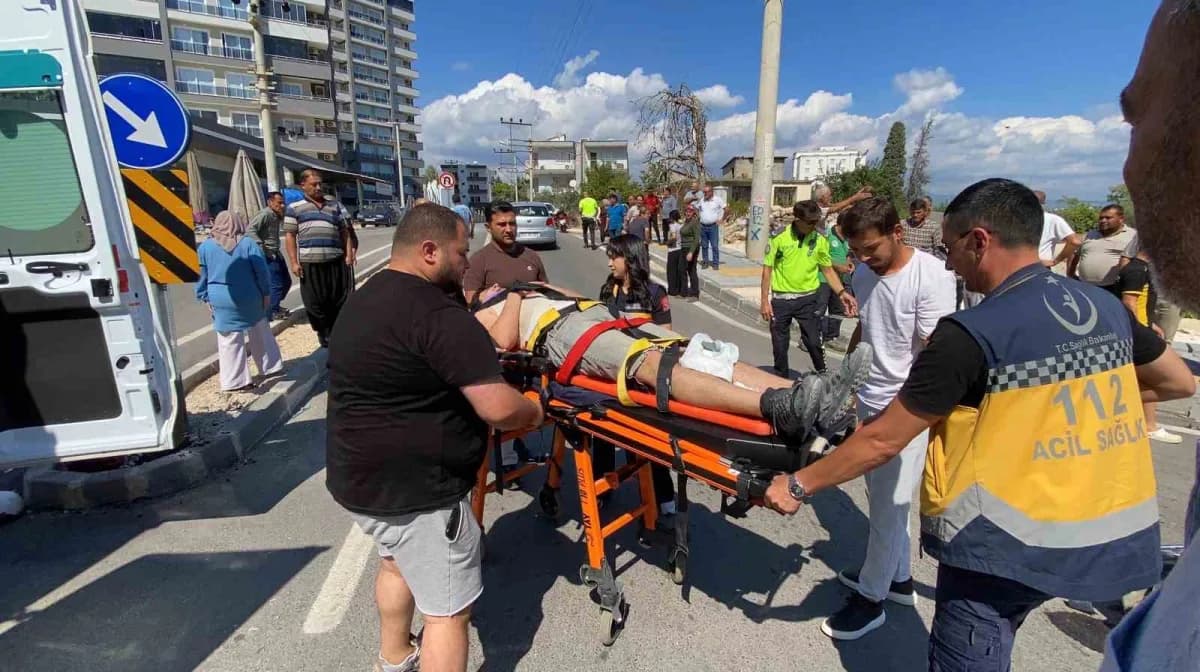 Mersin Erdemli'de kavşakta motosikletle otomobilin çarpıştığı trafik kazası sonrası olay yeri