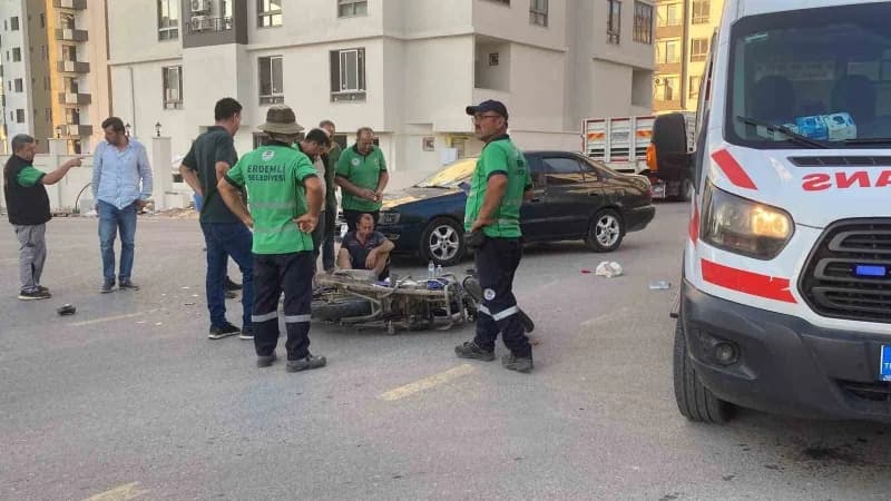 Mersin Erdemli'de otomobil ile motosikletin çarpıştığı trafik kazası sonrası olay yeri