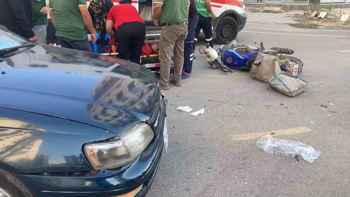 Mersin'in Erdemli ilçesinde otomobille çarpışan motosikletin sürücüsü yaralandı.