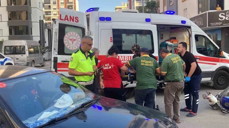 Sağlık ekipleri bacağı kırılan yaralıya olay yerinde ilk müdahaleyi yaparak ambulansla hastaneye kaldırdı.