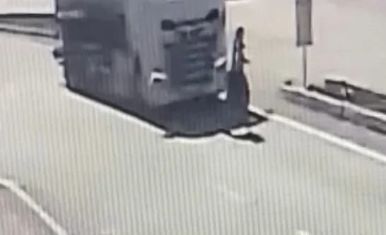 Mersin'in Erdemli ilçesinde tankerin çarptığı yaya kadın olay yerinde hayatını kaybetti, kaza anı ise güvenlik kamerasın