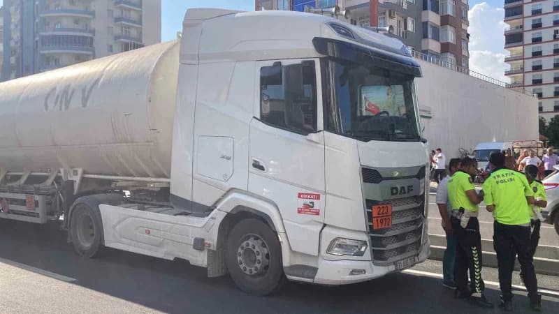 Mersin'in Erdemli ilçesinde tankerin çarptığı yaya kadın olay yerinde hayatını kaybetti, kaza anı ise güvenlik kamerasın