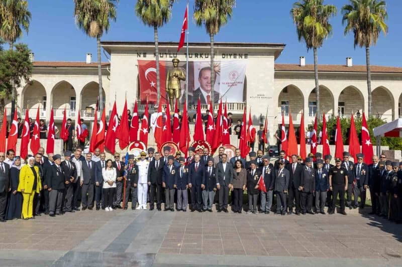 Mersin’de 19 Eylül Gaziler Günü dolayısıyla yürüyüş ve anma töreni düzenlendi. Program kapsamında Gaziler ve Şehit yakın