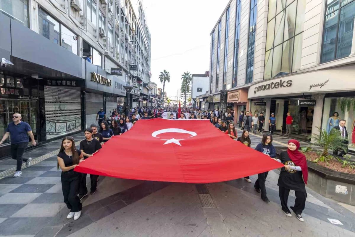 Mersin’de 19 Eylül Gaziler Günü dolayısıyla yürüyüş ve anma töreni düzenlendi. Program kapsamında Gaziler ve Şehit yakın