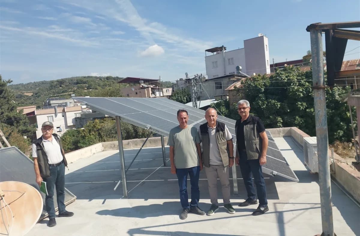 Mersin’de orman köylerinde kurulan güneş enerjisi panelleri ve köy manzarası
