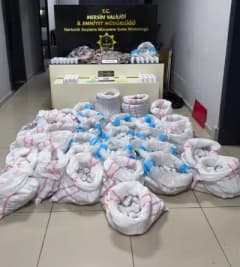 Mersin şehir hastanesi otoparkında narkotik ekiplerinin yaptığı uyuşturucu operasyonunda ele geçirilen sentetik ecza hap