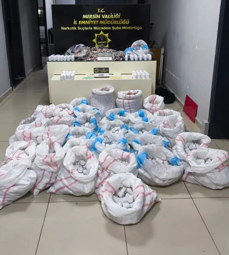 Mersin şehir hastanesi otoparkında narkotik ekiplerinin yaptığı uyuşturucu operasyonunda ele geçirilen sentetik ecza hap