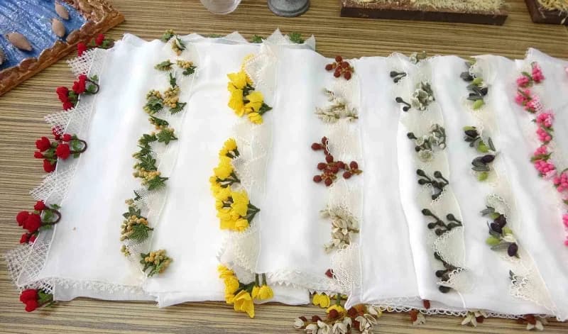 Mersin Olgunlaşma Enstitüsü'nde iğne oyası ustalarının elinde şekillenen geleneksel el sanatı, örtü kenarlarından çıkara