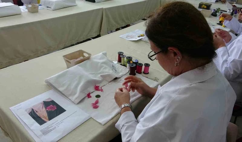 Mersin Olgunlaşma Enstitüsü'nde iğne oyası ustalarının elinde şekillenen geleneksel el sanatı, örtü kenarlarından çıkara