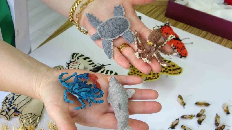 Mersin Olgunlaşma Enstitüsü'nde iğne oyası ustalarının elinde şekillenen geleneksel el sanatı, örtü kenarlarından çıkara