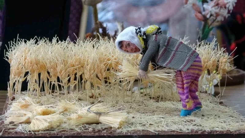 Mersin Olgunlaşma Enstitüsü'nde iğne oyası ustalarının elinde şekillenen geleneksel el sanatı, örtü kenarlarından çıkara
