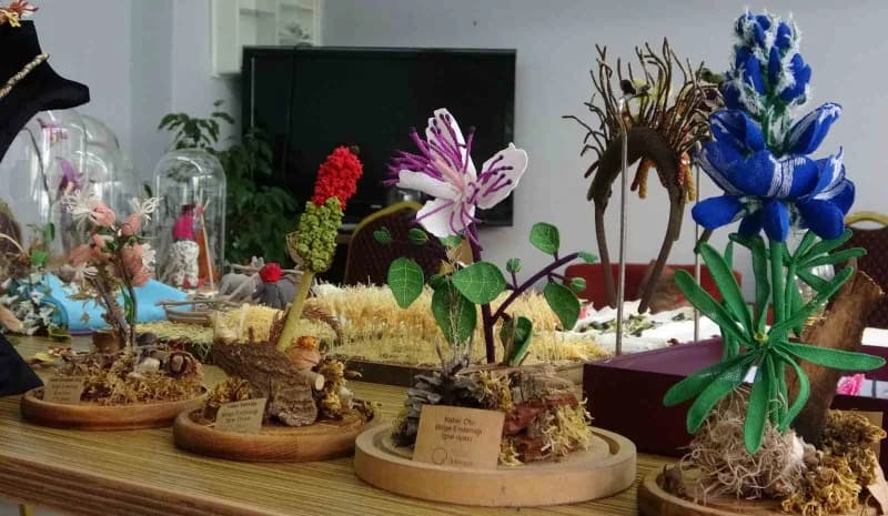 Mersin Olgunlaşma Enstitüsü'nde iğne oyası ustalarının elinde şekillenen geleneksel el sanatı, örtü kenarlarından çıkara