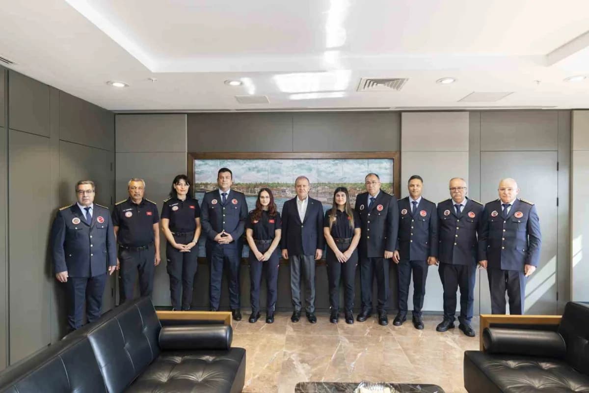 Mersin itfaiye personeli İtfaiye Haftasında Başkan Vahap Seçer ile bir arada