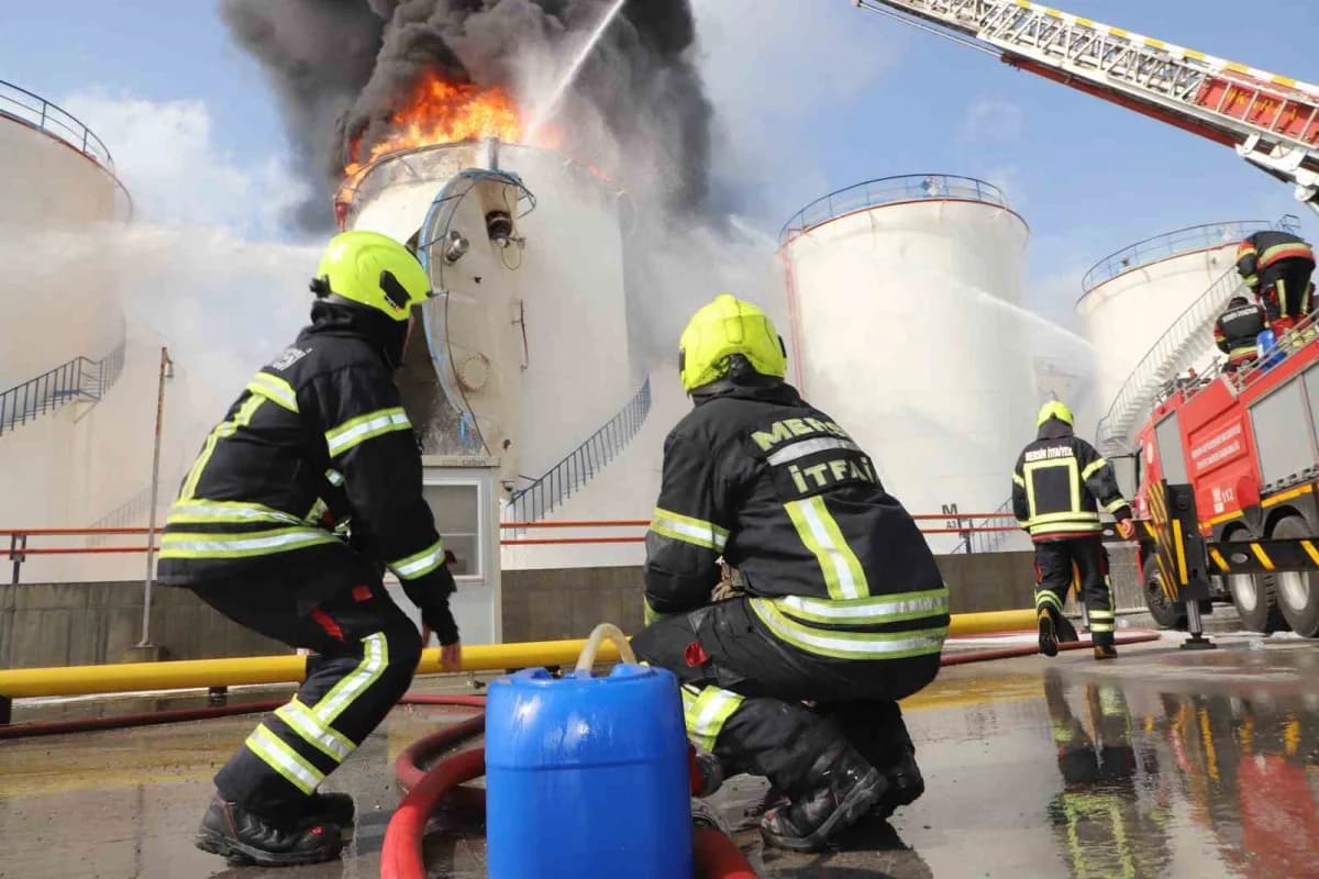 Mersin itfaiye ekipleri yangına müdahale ederken ve eğitim faaliyetleri sırasında görüntüler