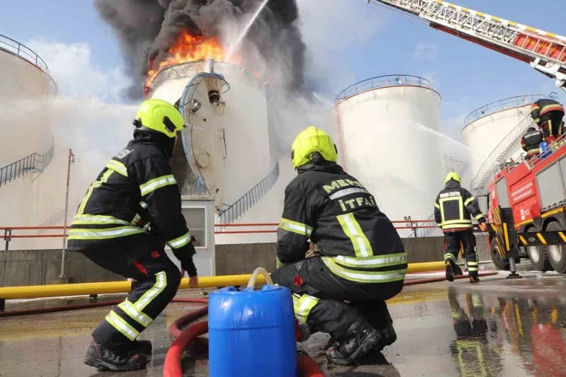 Mersin itfaiye ekipleri yangına müdahale ederken ve eğitim faaliyetleri sırasında görüntüler